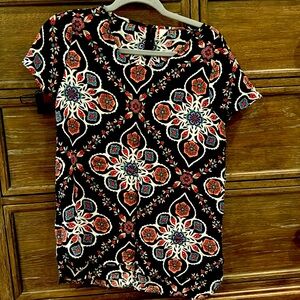 Beautiful Old Navy printed black shirt.